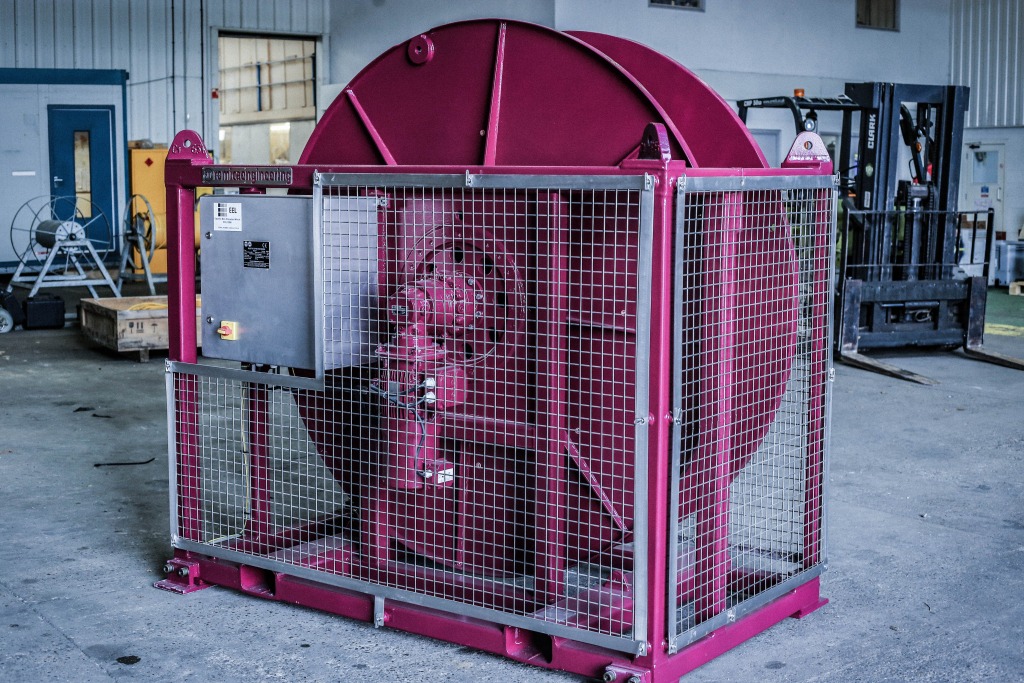 Hydrophone array winch